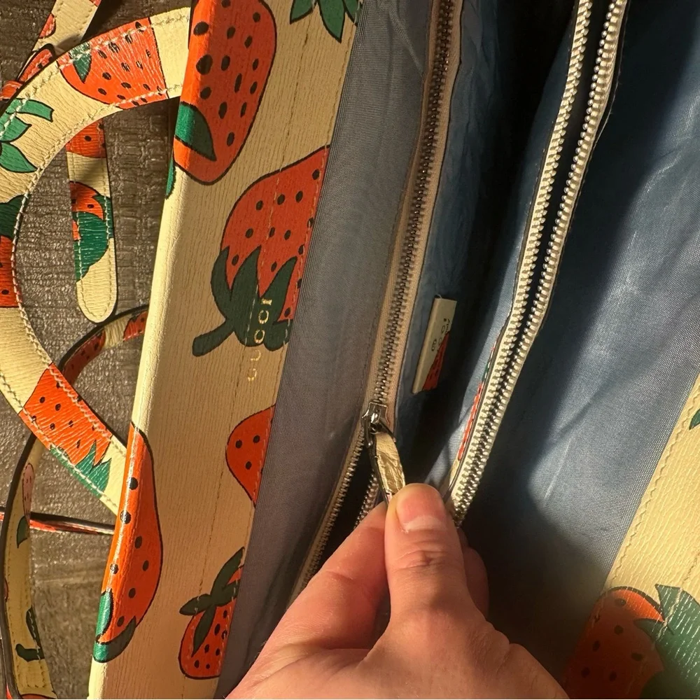 Gucci Cream Tote with Strawberry Design - Picture 8 of 15